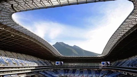 “2025欧洲预选赛乌克与英格兰1-1握手言和，津琴科与沃克各建一功，后防线变身进攻奇兵！”